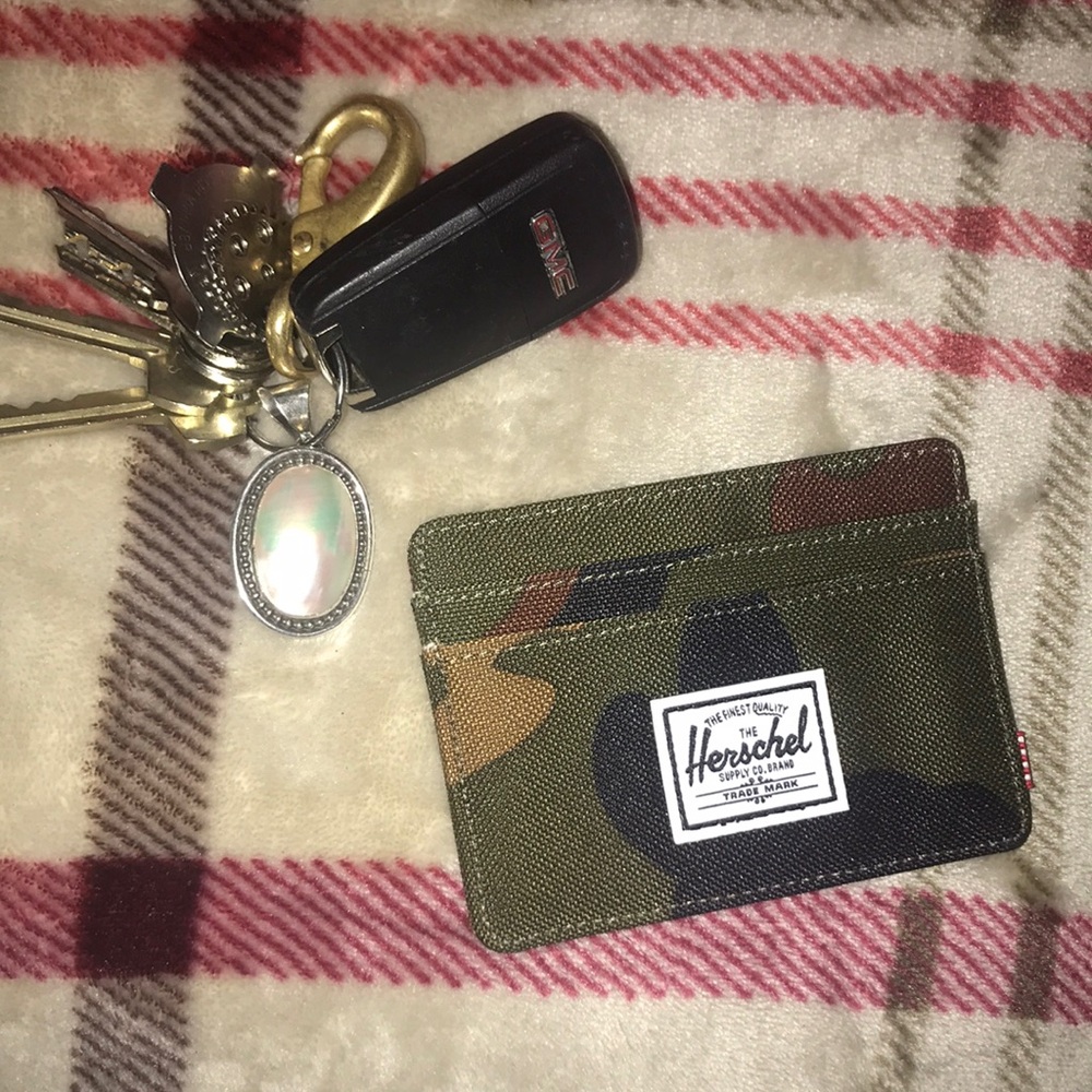 Herschel Supply Co. 
Slim credit card holder